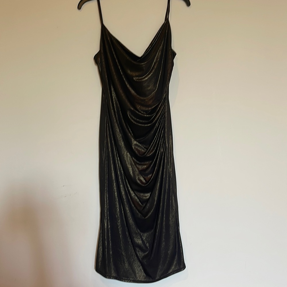 Gorgeous cocktail dress. Very stunning on. Worn once to Christmas party.